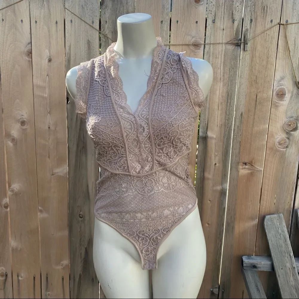 Haute Monde beige lace bodysuit size medium